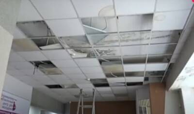 В Тюмени из-за потопа пострадала библиотека, обрушился потолок и испортились книги