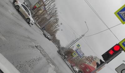 Из-за больших ям стало сложно ездить по дорогам на улице Одесской в Тюмени