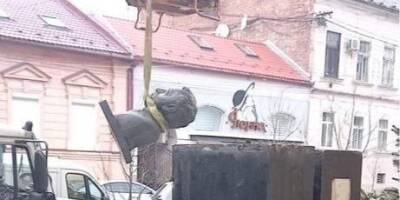 «Проведение мер по дерусификации». В Мукачево демонтировали памятник Пушкину — горсовет