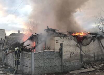 В Рубежном в результате обстрела загорелись два дома, под завалами еще одного оказались люди