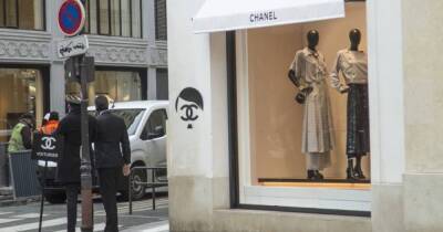 На бутиках Chanel в Париже появились наклейки с Гитлером