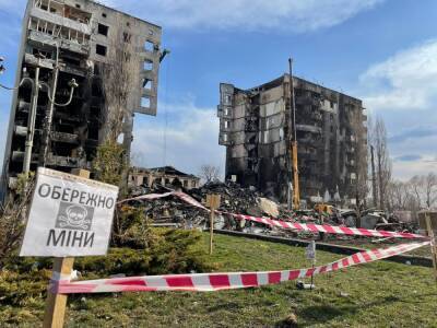 В Бородянке разбирают завалы разбомбленных зданий. Только из-з под двух домов достали 26 тел
