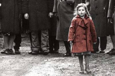 Знаменитая "девочка в красном пальто" из получившего семь "Оскаров" фильма "Список Шиндлера" помогает сейчас украинским беженцам