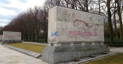 "Путин=Сталин": россиянам оставили "послание" на советском мемориале в Берлине