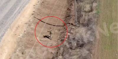 Перепуганный российский оккупант пытался убежать от украинского дрона — видео