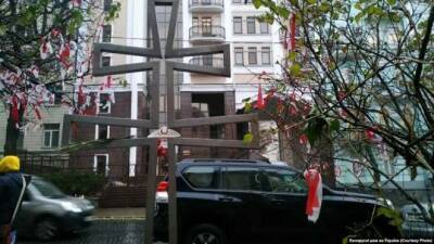 В Киеве срезали крест жертвам режима Лукашенко у посольства Беларуси