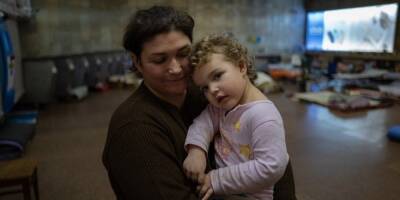 «До сих пор живут сотни людей». Режиссер Бонда и Настоящего детектива опубликовал фото с убежища в метро Киева