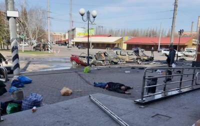 Число жертв удара по вокзалу Краматорска растет