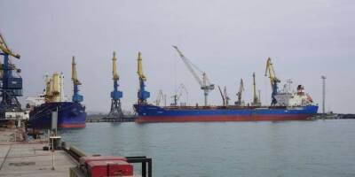 Российские оккупанты обстреляли ледокол в порту Мариуполя: есть погибший, несколько человек ранены — Азов