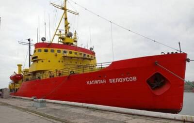 В Мариупольском торговом порту оккупанты обстреляли ледокол: есть жертвы среди членов экипажа