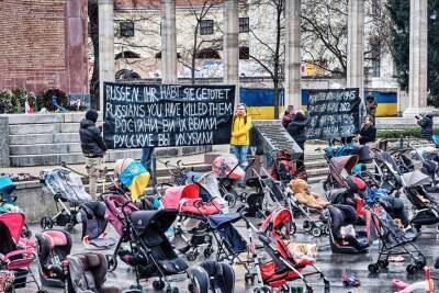 Пустые коляски и "освободители": как в Австрии напомнили об убитых украинских детях