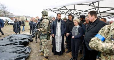 Представители ЕС посетили Бучу, где российские оккупанты замучили сотни мирных украинцев (ФОТО)