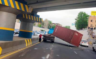 Контейнер, свалившийся с грузовика, стал причиной большой пробки в Ташкенте. Фото и видео