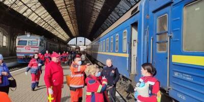 Во Львов из Краматорска прибыл поезд с эвакуированными людьми, раненых госпитализируют
