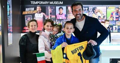 Осуществил мечту: итальянский вратарь Буффон встретился с украинским мальчиком (видео)