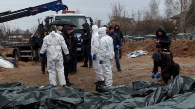 Руководители ЕС посетили Бучу, где началась эксгумация тел погибших
