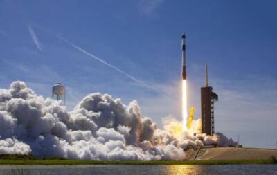 SpaceX отправила первый в истории туристический рейс на МКС