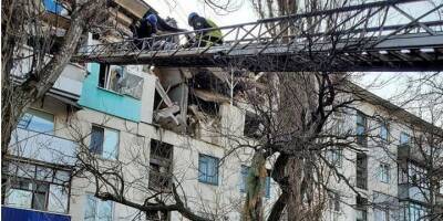 Российские оккупанты обстреляли Луганскую область: есть погибшие и раненые, горят многоэтажки, АЗС и предприятие — глава ОВА