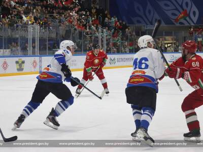 Лукашенко ударили по лицу клюшкой во время игры в хоккей. Видео