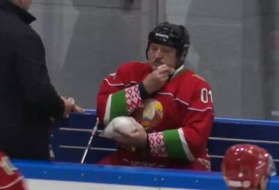 Лукашенко "поправили" подбородок хоккейной клюшкой, красноречивые кадры: "Превентивный удар в челюсть"