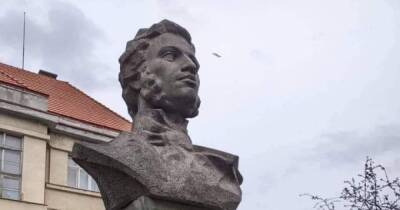 Почему нужно сносить памятники Пушкину?