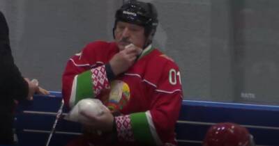 Поклонник хоккея Лукашенко получил по лицу клюшкой (ВИДЕО)