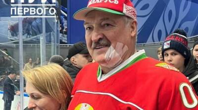 Заехали в подбородок: Лукашенко ударили по лицу во время хоккейного матча
