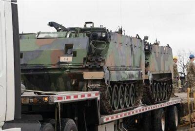 Солдаты США готовят бронетранспортеры М113 для передачи в Украину