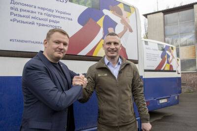 Рига передала Киеву в качестве гуманитарной помощи 11 больших автобусов Mercedes-Benz