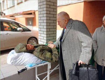 Курьез: в Сети смеются над фото раненого рашиста с Петросяном