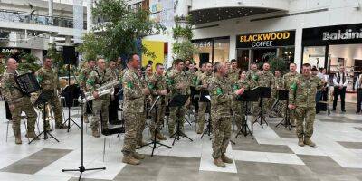 Сбор средств для ВСУ: во Львове военный оркестр выступил в торговом центре