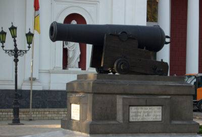 67-й день войны в Одессе: сбит беспилотник, с памятника на Думской убрали табличку