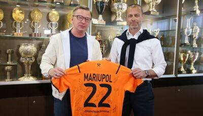 Президенту УЕФА Чеферину вручили футболку Шахтера с надписью Mariupol