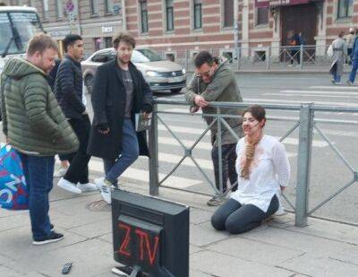 Приковала себя к ограде рядом с телевизором с надписью Z TV и изображением Соловьева: в России задержали активистку