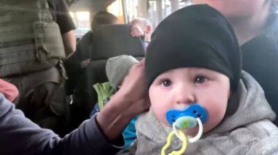 "Азов" показал видео эвакуации людей из оккупированного Мариуполя