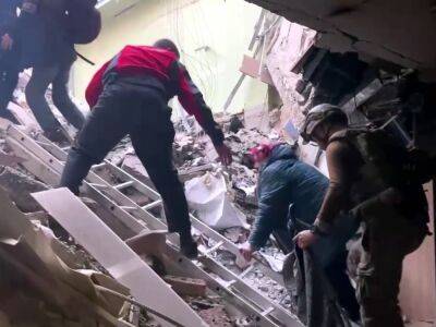 "Работало много людей". Полк "Азов" показал эвакуацию мариупольцев из-под завалов "Азовстали". Видео