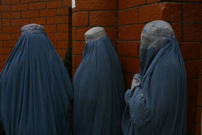 Женщинам в Афганистане снова предписано закрывать лицо