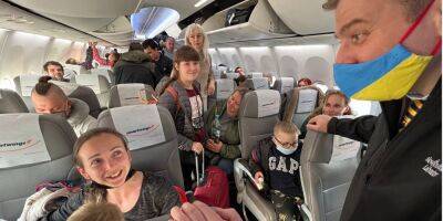 В Канаду прибыл первый чартерный самолет с украинскими беженцами