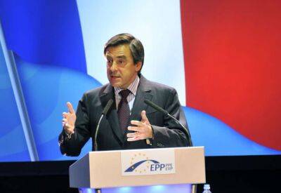 Бывшему французскому премьеру сократили срок заключения