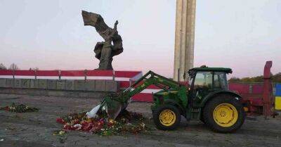 ФОТО: Цветы у Памятника освободителям убрали трактором