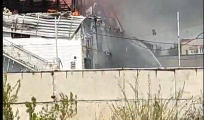 В Тюмени загорелась крыша здания на Аккумуляторной