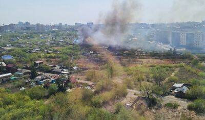 В Тюмени горит дом в Заречном микрорайоне
