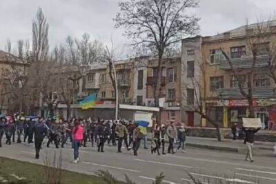 Рашисты захватывают брошенные квартиры и воруют авто в Мелитополе