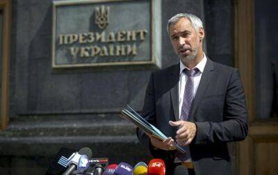 Экс-генпрокурор повторно пытается уехать из Украины
