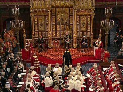 Принц Чарльз впервые заменил Елизавету II на церемонии открытия парламента: казался эмоциональным