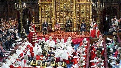 Елизавета II не открыла сессию Парламента впервые за почти 60 лет