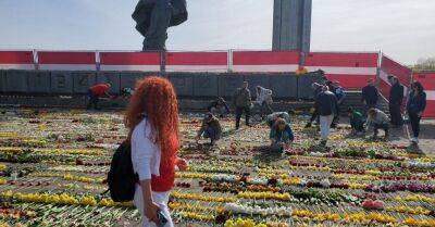 К вечеру у памятника в парке Победы вновь образовался ковер из цветов