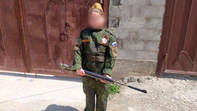 Мэр Кисловодска опубликовал фото ребенка в форме и с винтовкой