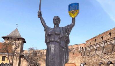 Кияни декомунізували та оживили головний символ оборони України – Батьківщину-Мати (відео)