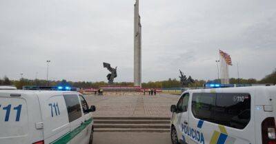 "Толерантности нет": полиция перекрыла доступ к Памятнику освободителям в Риге
